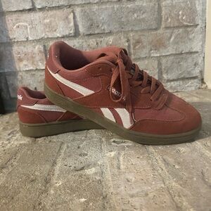 Women’s Reebok Classic Sneakers – Size 8